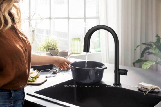 Смеситель Hansgrohe Aqittura M91 для кухонной мойки, с вытяжным изливом, с подключением к фильтру, черный матовый, 76803670 - 4 изображение